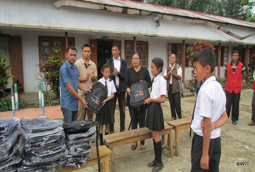 wtis-dilip-deori-distributing-bags-to-schoolchildren-at-pangti-village