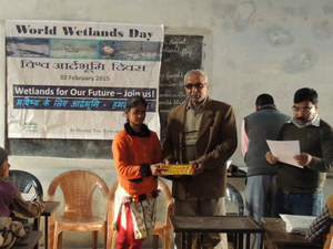 principal-of-the-college-giving-prize-to-a-student-successful-in-quiz-competition-photo-by-narendra-kumar