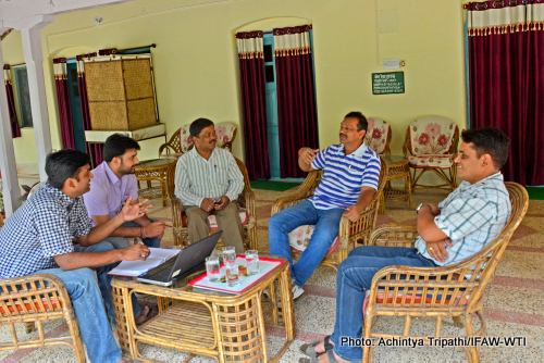 wti-team-in-a-discussion-with-field-director-alok-kumar